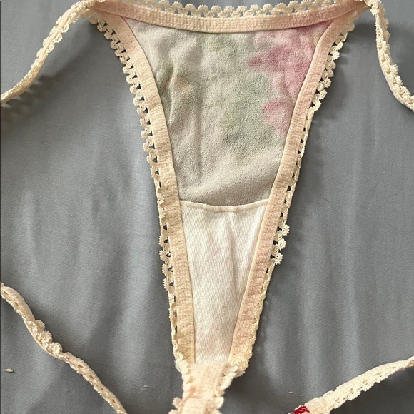 On Gossamer v string thong - Picture 11 of 14